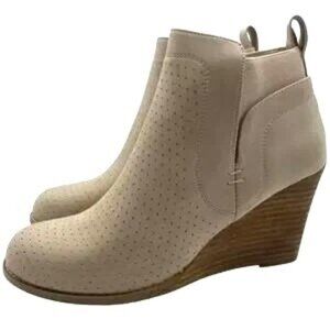 DV by Dolce Vita Women's Gerdy Bootie Beige Faux Suede Ankle Size 8 NWOB